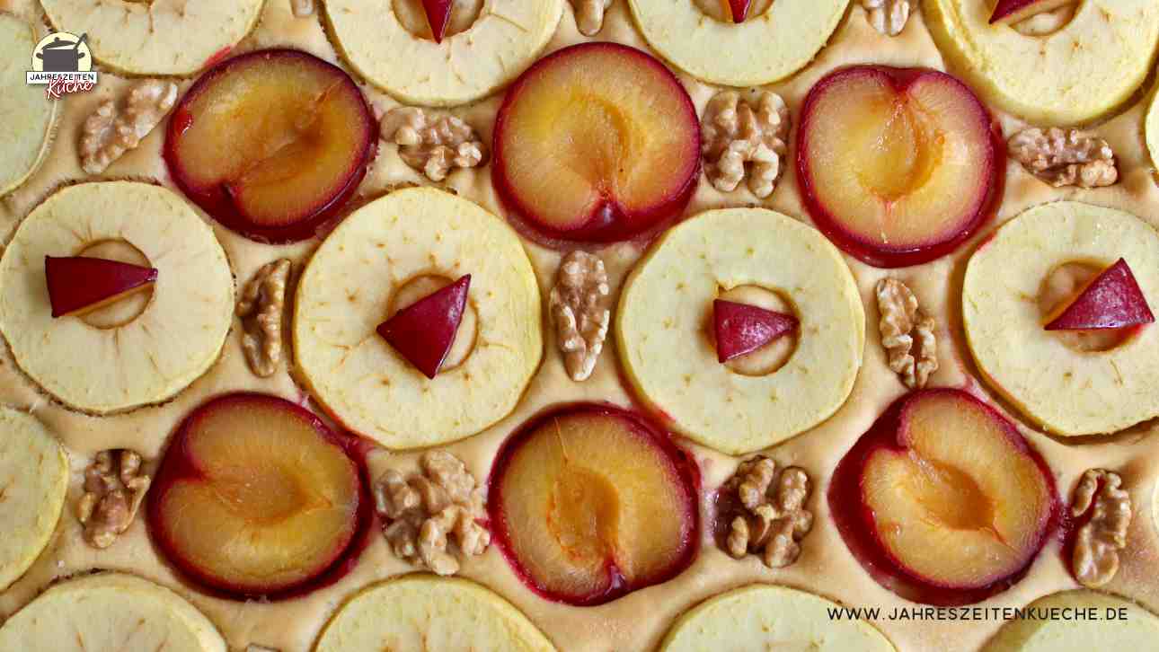 Saftiger Blechkuchen mit Äpfeln &amp; Pflaumen | zuckerreduziert