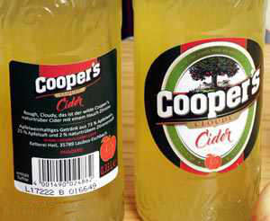 Die Etiketten von zwei Flaschen Cooper's Cloudy Cider: eins von vorne, eins von hinten