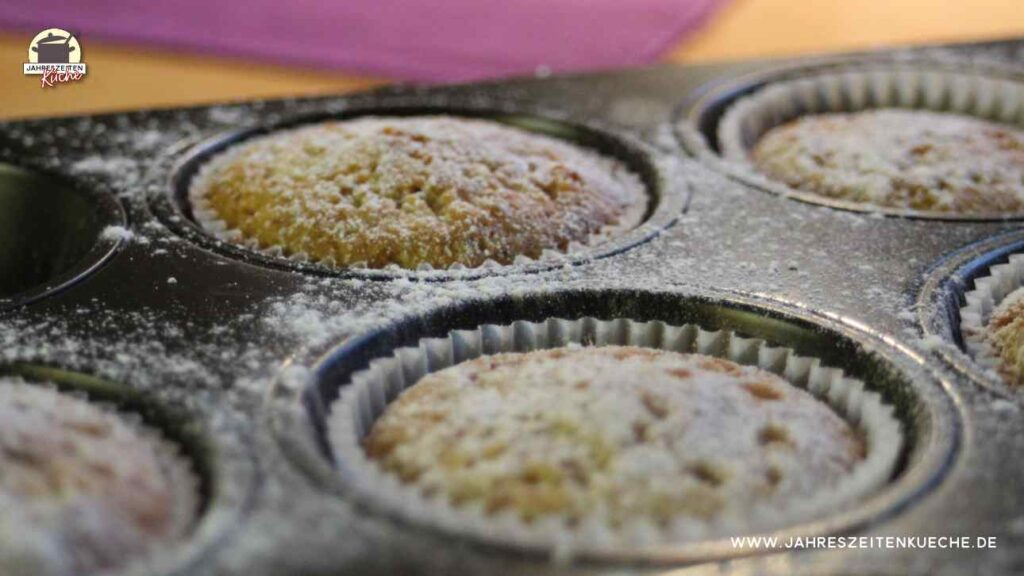 Cupcake-Muffins in einem Muffinsblech mit Puderzucker bestreut