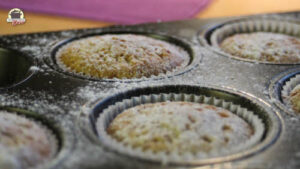 Grundrezept für Muffins, die mit Puderzucker bestreut sind