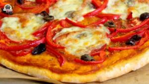 Knusprige Dinkelpizza mit Paprika, Oliven, Tomaten und Mozzarella.