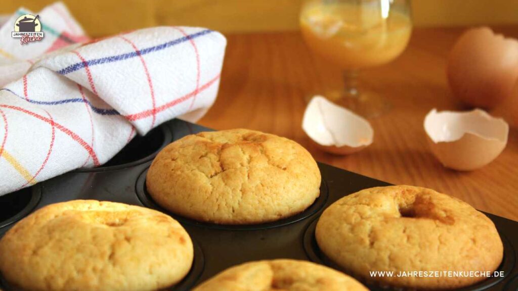 Ein Muffinsblech mit Eierlikör-Karamell-Muffins.