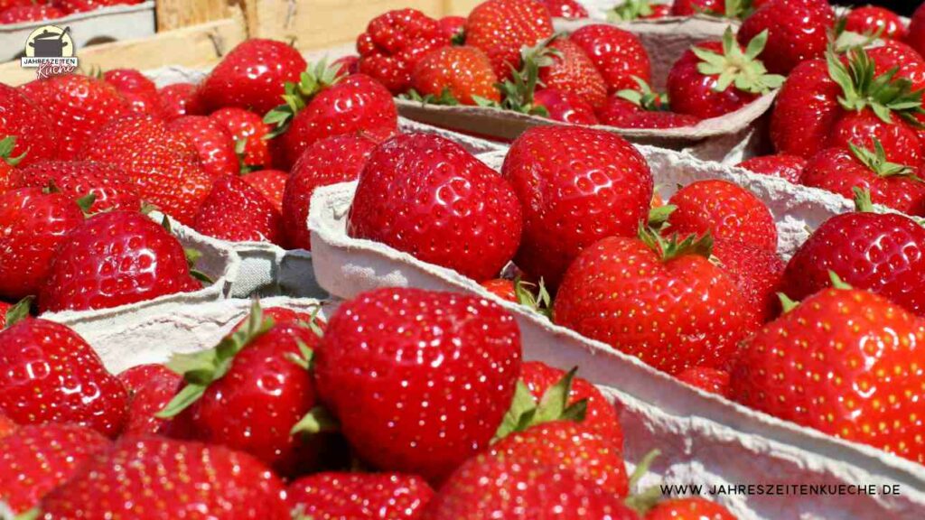 Frische Erdbeeren in eckigen Pappschalen