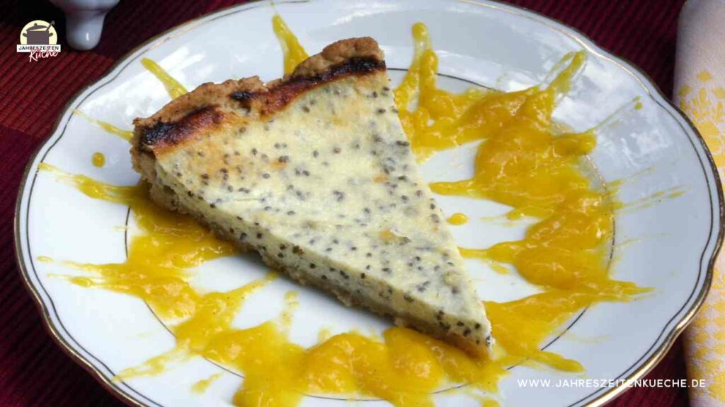 Um ein Stück Käsekuchen mit Chia ist strahlenförmig Mangomus verteilt.
