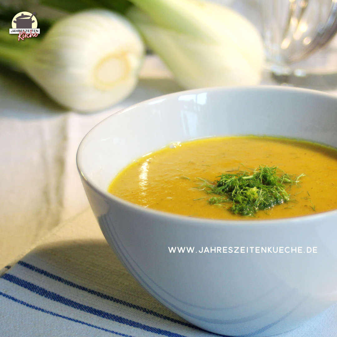 Kartoffelsuppe in einer weißen Schale. Im Hintergrund liegen Fenchelknollen