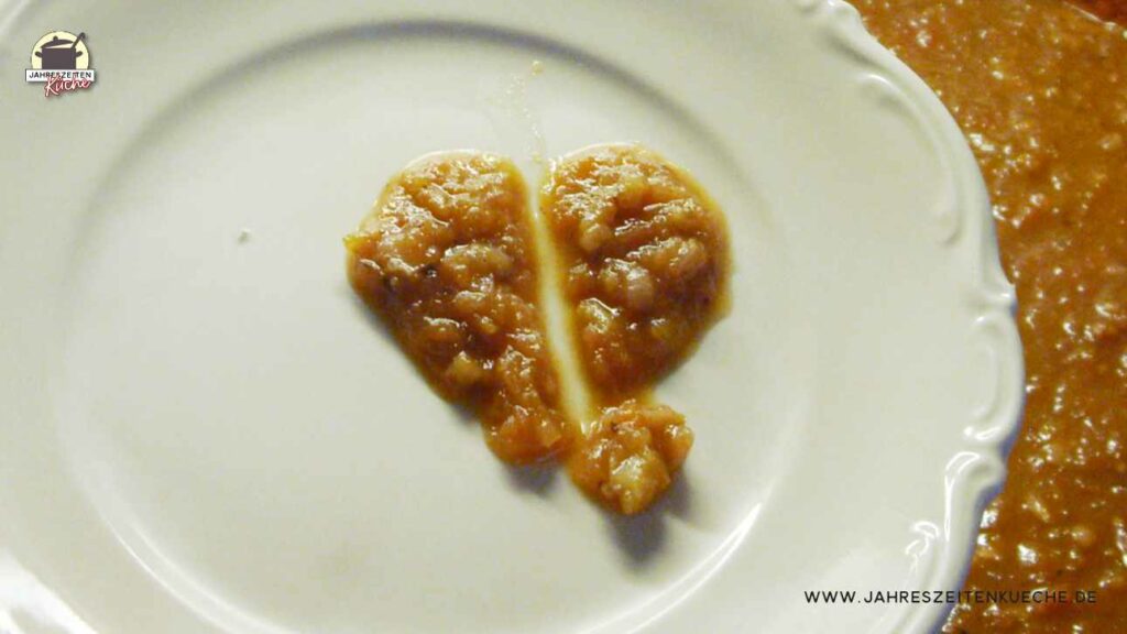 Auf einem kleinen Teller ist ein Chutney-Herz, in dessen mit eine Rille ist