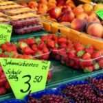 Schalen mit frischen Erdbeeren, Himbeeren und Johannisbeeren
