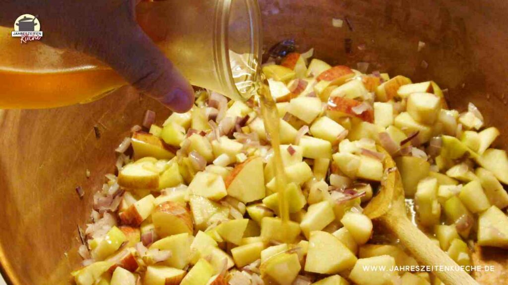 Angebratene Äpfel und Zwiebeln werden mit Essig ablöschen.