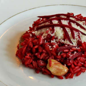 Rote Beete-Risotto mit Maronen auf einem weißen Teller.