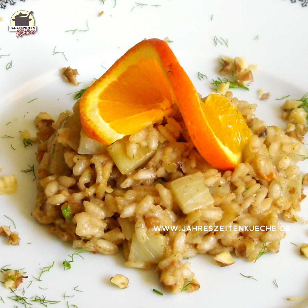 Eine Orangenscheibe liegt auf einer Portion Fenchelrisotto