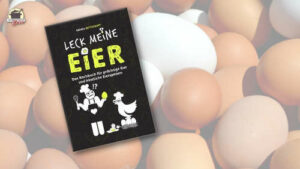 Im Hintergrund des Buchs Leck meine Eier liegen braune und weiße Hühnereier