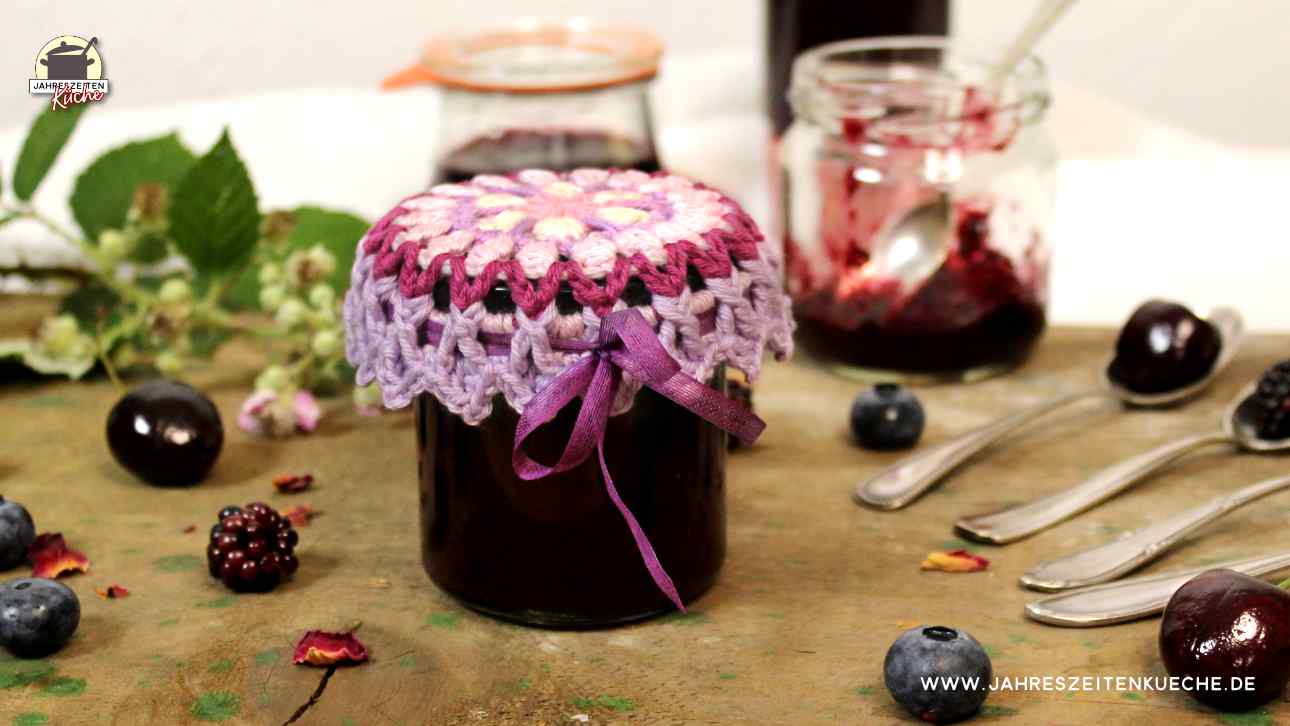 Verführerische Brombeermarmelade mit Rosenblüten