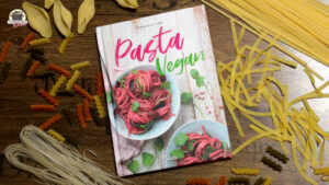 Das Buch Vegane Pasta ist eingerahmt in verschiedene Pasta