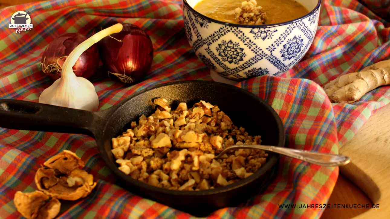Karotten-Zucchini-Suppe mit Walnuss-Crunch | Low Budget Karotten-Zucchini-Suppe mit Walnuss-Crunch | Low Budget
