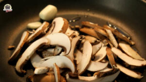 Champignons und Knoblauch in einer Pfanne