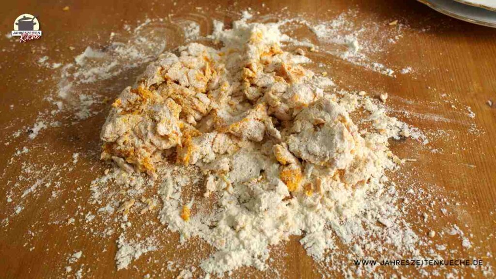 Püree und Mehl werden für das Gnocchi Grundrezept geknetet