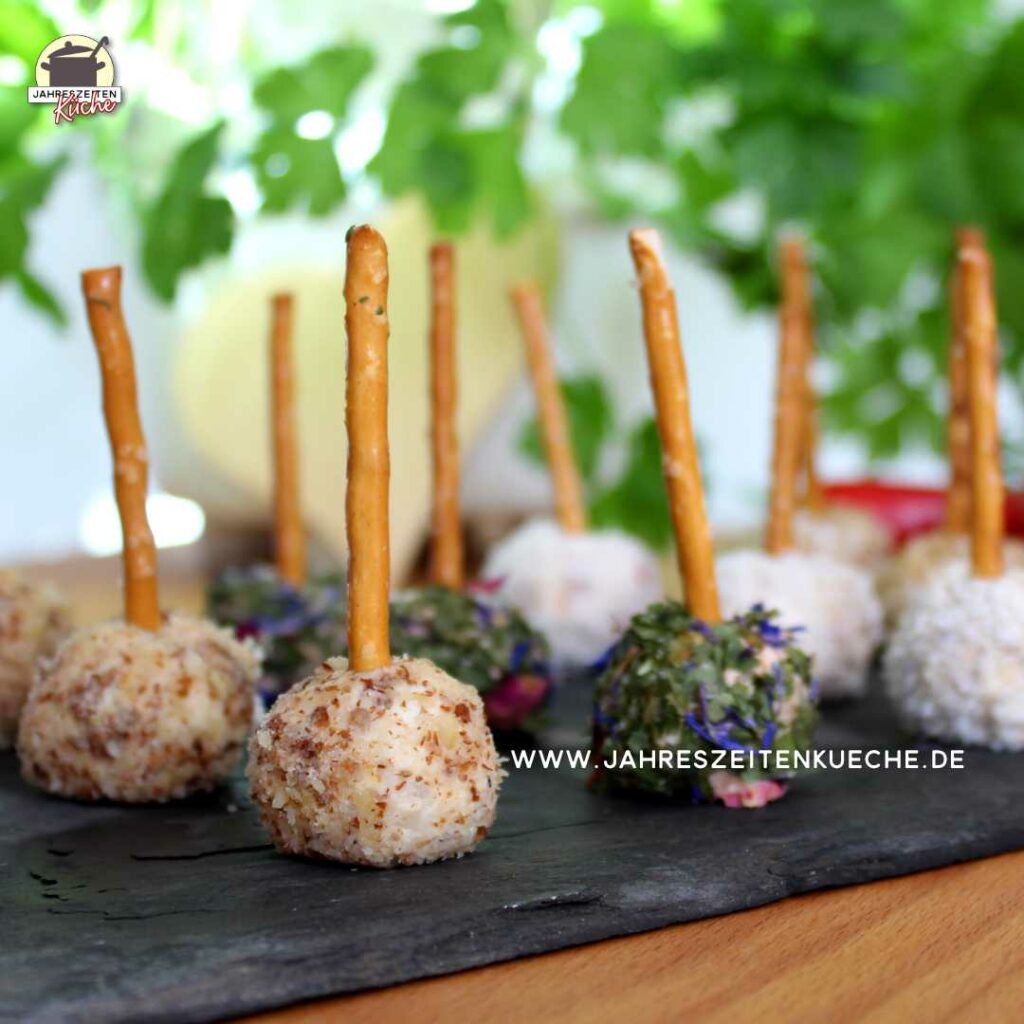 In einem dunklen Keramik-Schälchen ist Frischkäse mit Aprikose und Chili angerichtet