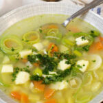 Ein Suppenteller mit Omas Gemüsesuppe.