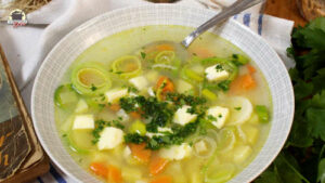 Ein Suppenteller mit Omas Gemüsesuppe.