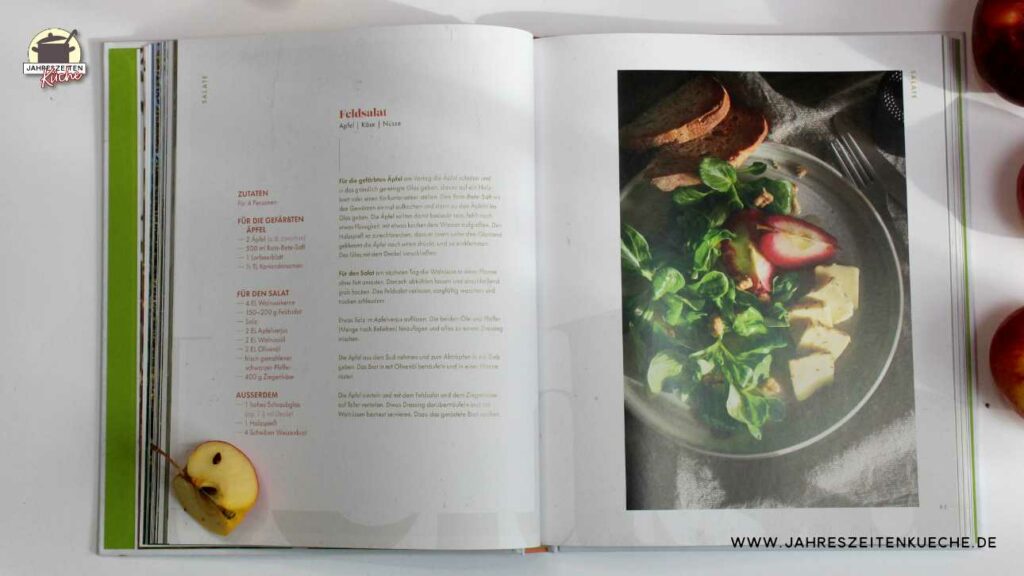 Doppelseite aus dem großen Buch vom Apfel. Auf der linken Seite steht ein Rezept für Feldsalat mit Apfel, Käse und Nüssen, auf der rechten Seite ist ein Bild davon zu sehen.