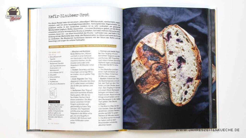 Seite aus dem Buch "Sauerteig" mit einem Rezept für Kefir-Blaubeer-Brot