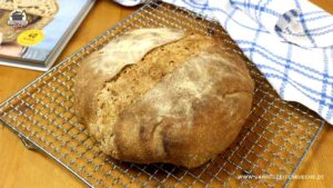 Ein Laib frisch gebacknes traditionelles Sauerteigbrot auf einem Kuchengitter