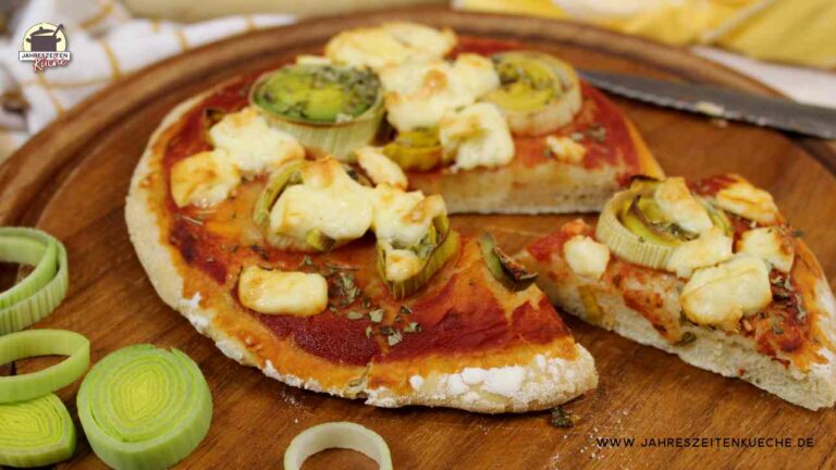 Mini-Pizza mit Lauch und Feta als Fingerfood oder Snack