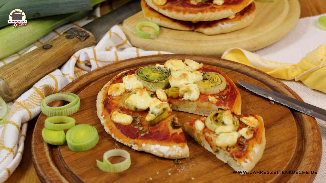 Mini-Pizza mit Lauch und Feta als Fingerfood oder Snack
