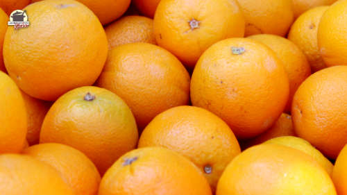 Viele Orangen liegen nebeneinander.
