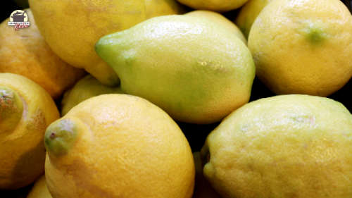 Viele Zitronen liegen nebeneinander.