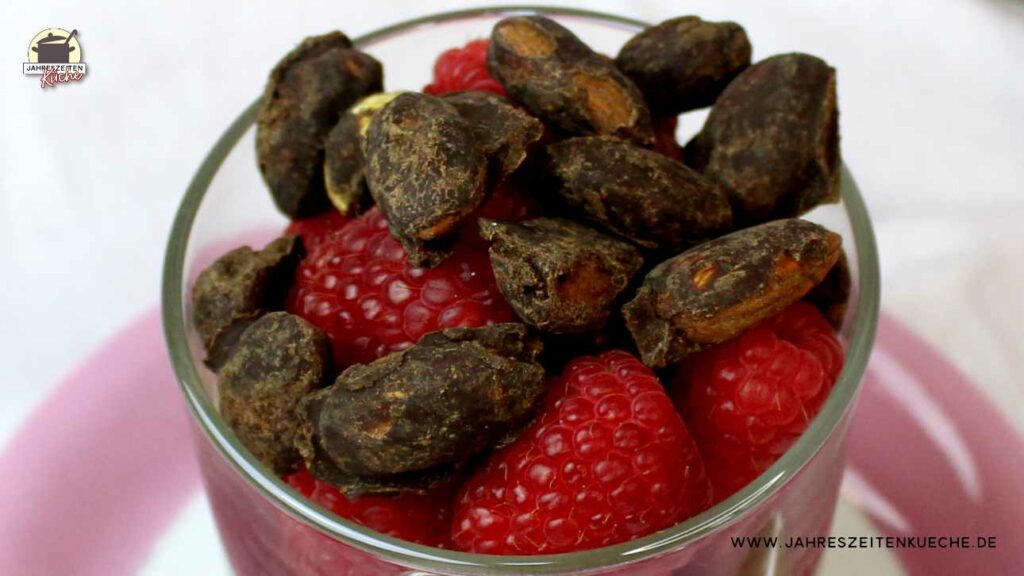 Frische Himbeeren mit einem Schoko-Mandel-Topping