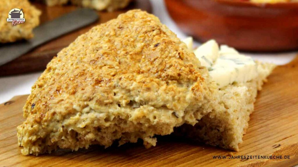 Ein Haferflocken-Scone mit Buttermilch ist mit Blauschimmelkäse belegt.