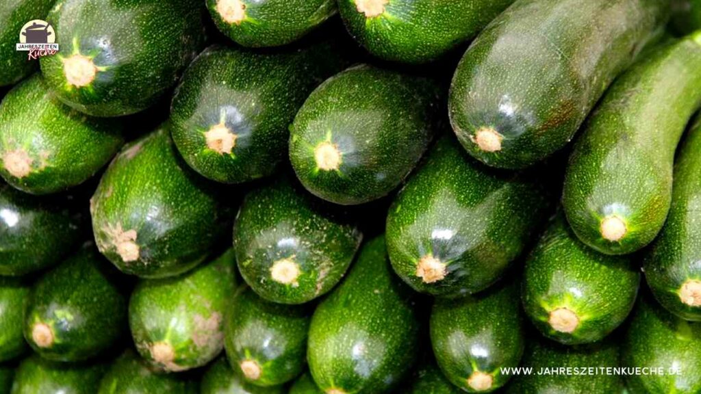 Viele frische Zucchini sind übereinander geschichtet