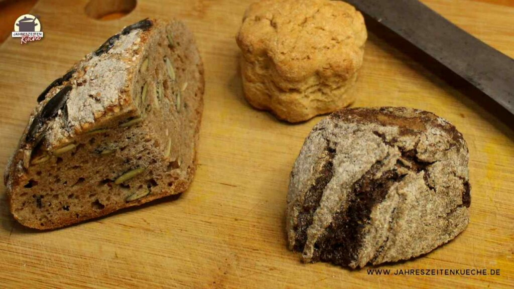 Alte Brotstücke liegen auf einem Holzbrett