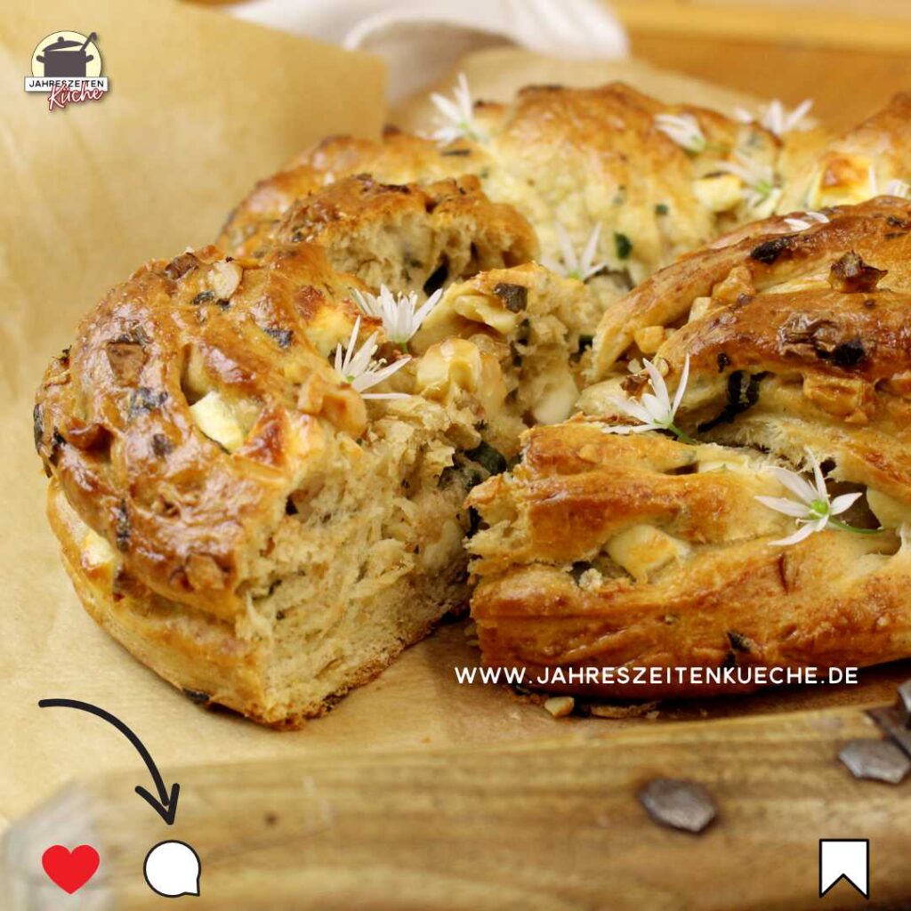 Gebackener Hefekranz mit Bärlauch und Feta bei dem ein Stück herausgeschoben wurde