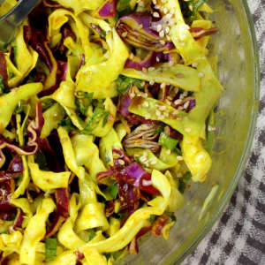 Spitzkojl-Salat aus weißem und rotem Spitzkohl mit frischem Bärlauch