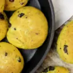 Partybrötchen mit schwarzen Oliven in der Draufsicht.