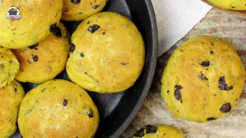 Partybrötchen mit schwarzen Oliven in der Draufsicht.