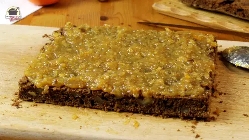 Der Schokokuchen wurde mit Orangenmarmelade bestrichen