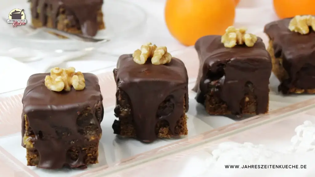 3 Schoko-Orangen-Schnitten stehen nebeneinander