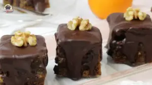 3 Schoko-Orangen-Schnitten stehen nebeneinander