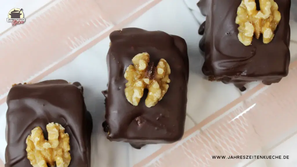 3 Schoko-Orangen-Schnitten mit Walnüssen stehen nebeneinander