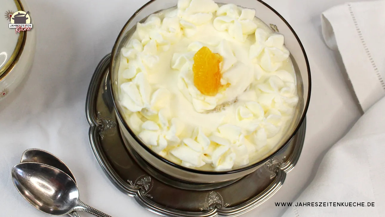 Ein Glasschälchen mit englichem Orangen-Trifle in der Draufsicht