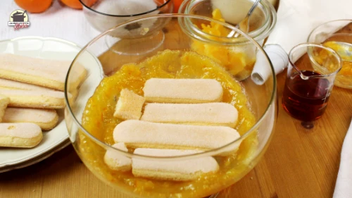 5. Schritt der Anleitung: Löffelbisquits werden auf der Orangenmarmelade verteilt