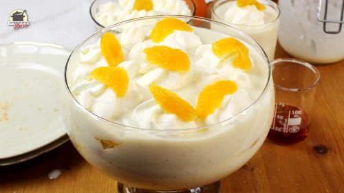 11. Schritt der Anleitung: Dasfertige Orangen-Trifle mit Schlagsahne und Orangen garnieren