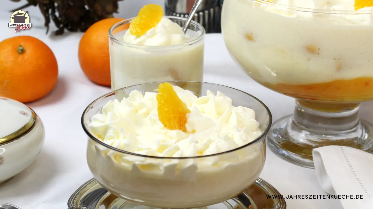 Mit Sahne und Orangenscheiben garniertes Orangen-Trifle in einer Glasschale