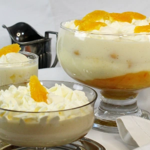 3 Glasschalen mit Orangen-Trifle