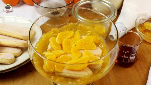 6. Schritt der Anleitung: Löffelbisquits werden mit filetierten Orangenscheiben belegt