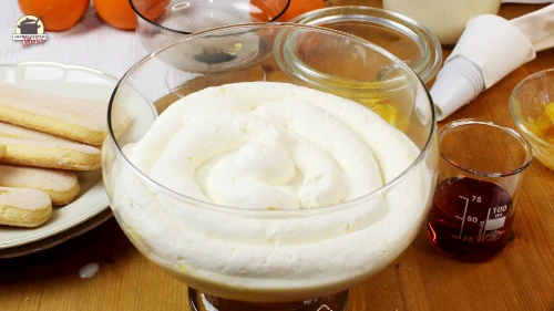 8. Schritt der Anleitung: Der Vanillepudding wird mit Schlagsahne bedeckt