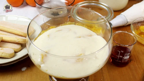 7. Schritt der Anleitung: Vanillepudding wird über den Orangenscheiben verteilt